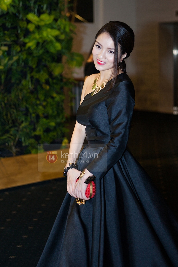 Angela Phương Trinh mặc váy 3000$ lên thảm đỏ Tuần lễ thời trang Việt 20