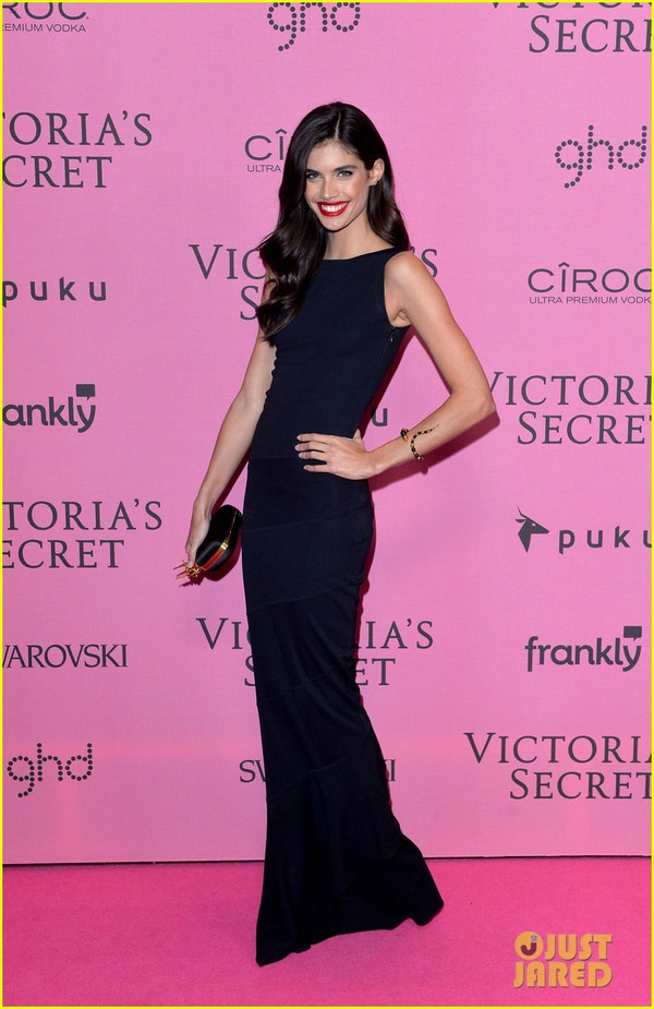Taylor & Karlie diện váy đôi lên "thảm hồng" Victoria's Secret Fashion Show 2014 21