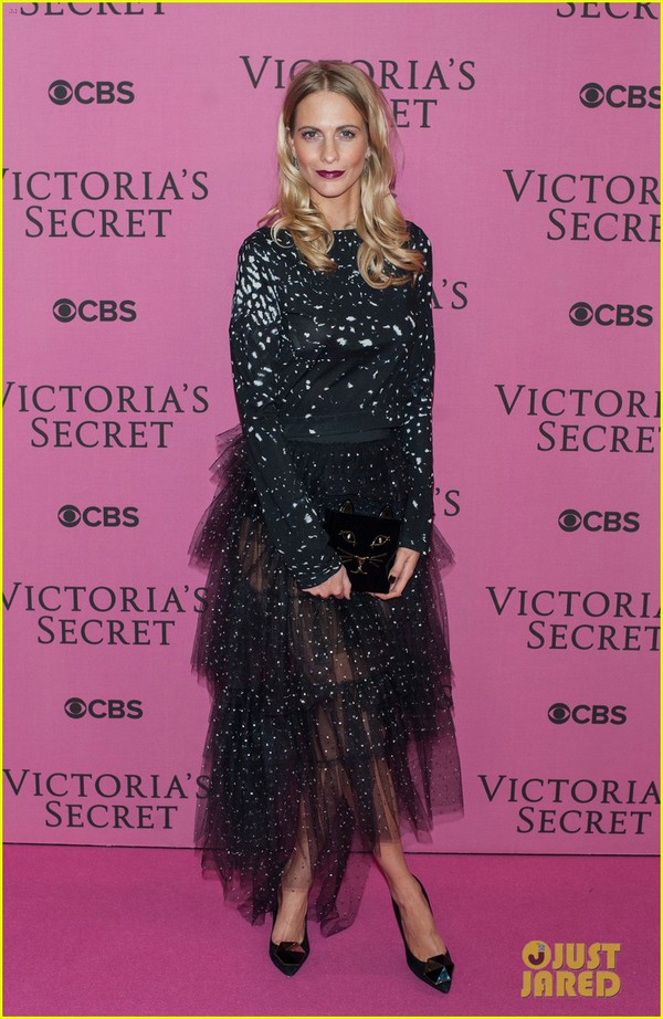 Taylor & Karlie diện váy đôi lên "thảm hồng" Victoria's Secret Fashion Show 2014 15