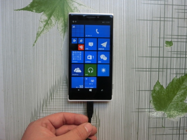 Rò rỉ hình ảnh smartphone với camera "khủng" từ Microsoft 1