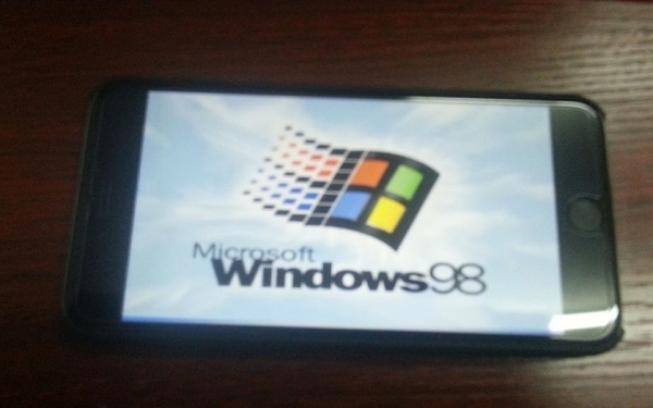 Cài đặt thành công... Windows 98 trên iPhone 6 Plus 1