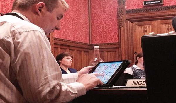 Thành viên Quốc hội Anh bị phát hiện... chơi Candy Crush khi đang họp 1