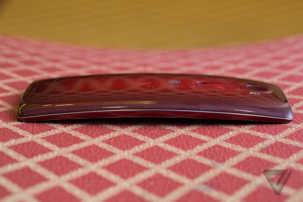 LG G Flex 2 trình làng với khả năng "làm lành" vết xước trong... 10 giây 7