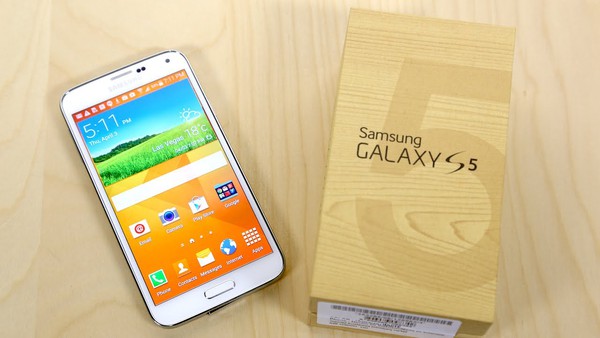 Samsung Galaxy S5 bất ngờ được chọn là smartphone tốt nhất năm 1