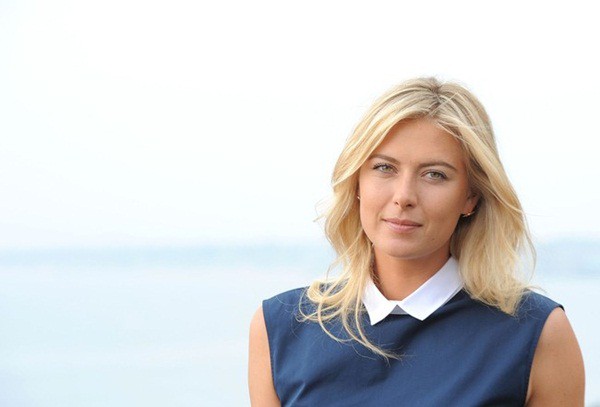B&uacute;p b&ecirc; Maria Sharapova tạo d&aacute;ng b&ecirc;n xe sang Porsche 1