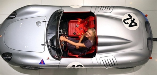 B&uacute;p b&ecirc; Maria Sharapova tạo d&aacute;ng b&ecirc;n xe sang Porsche 10