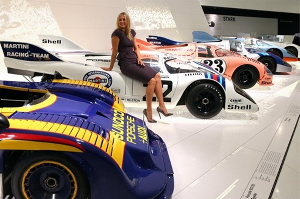 Búp bê Maria Sharapova tạo dáng bên xe sang Porsche 11