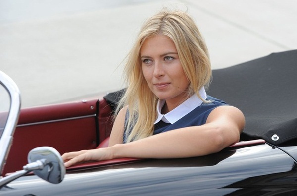 B&uacute;p b&ecirc; Maria Sharapova tạo d&aacute;ng b&ecirc;n xe sang Porsche 8