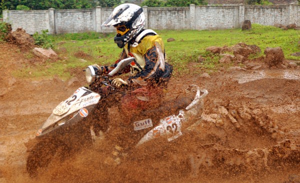 Lạ lùng cảnh lội bùn đua... xe máy ở Mumbai 10