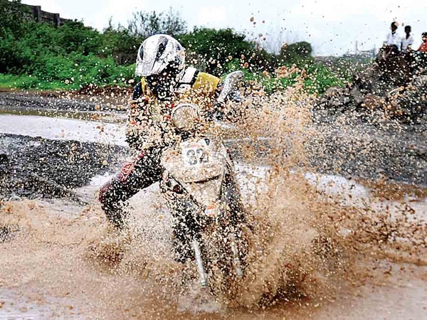 Lạ lùng cảnh lội bùn đua... xe máy ở Mumbai 11