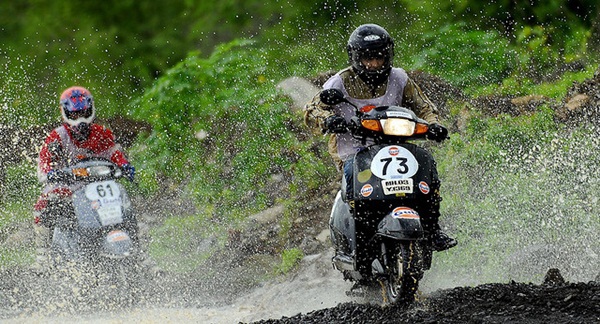 Lạ lùng cảnh lội bùn đua... xe máy ở Mumbai 13