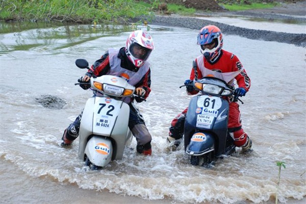 Lạ lùng cảnh lội bùn đua... xe máy ở Mumbai 14