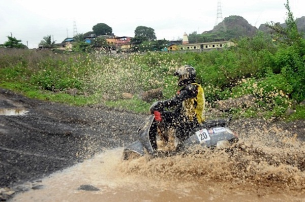 Lạ lùng cảnh lội bùn đua... xe máy ở Mumbai 2