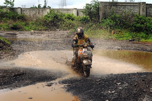 Lạ lùng cảnh lội bùn đua... xe máy ở Mumbai 5