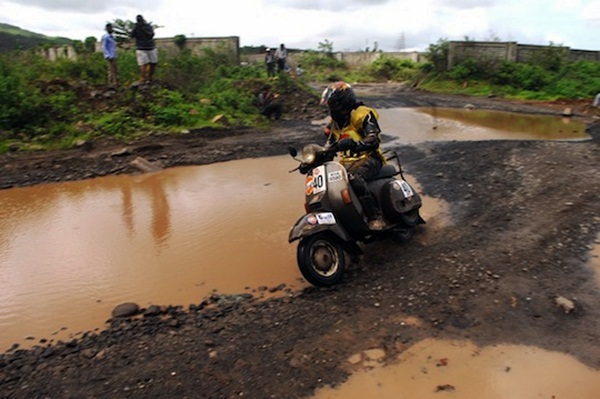 Lạ lùng cảnh lội bùn đua... xe máy ở Mumbai 6