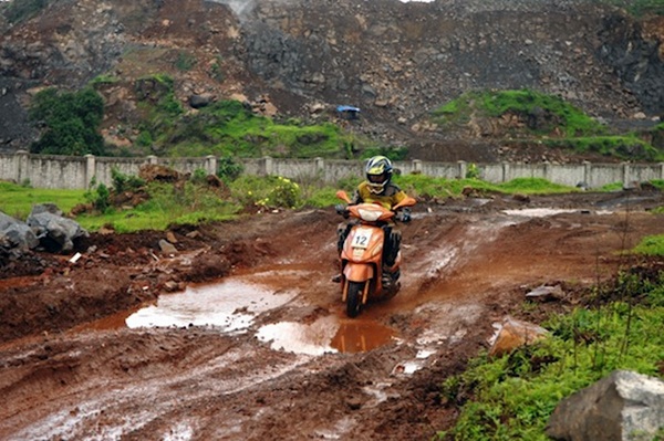 Lạ lùng cảnh lội bùn đua... xe máy ở Mumbai 7