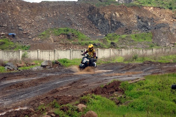 Lạ lùng cảnh lội bùn đua... xe máy ở Mumbai 8