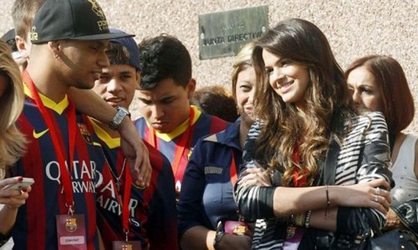 Neymar và bạn gái tuổi teen dính nhau như "hình với bóng" 5