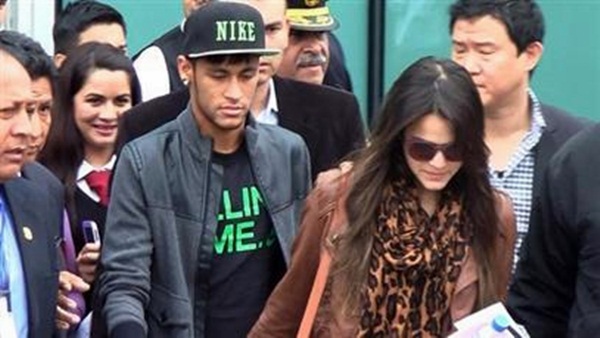 Neymar và bạn gái tuổi teen dính nhau như "hình với bóng" 1