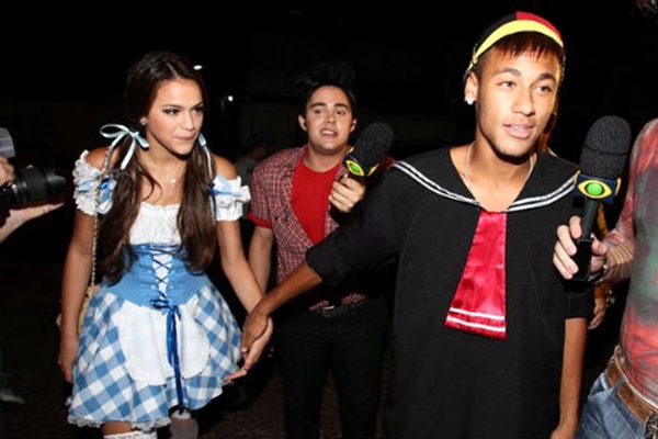 Neymar và bạn gái tuổi teen dính nhau như "hình với bóng" 3