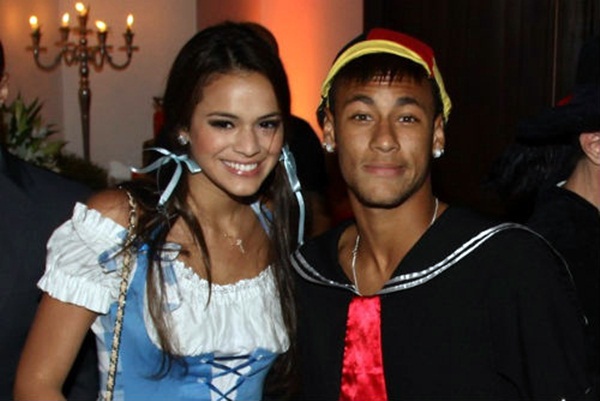 Neymar và bạn gái tuổi teen dính nhau như "hình với bóng" 4