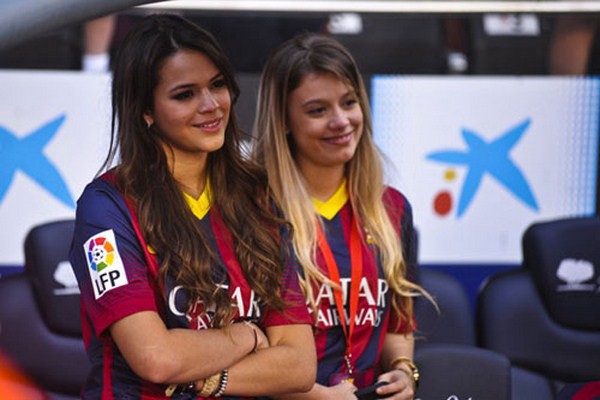 Neymar và bạn gái tuổi teen dính nhau như "hình với bóng" 8
