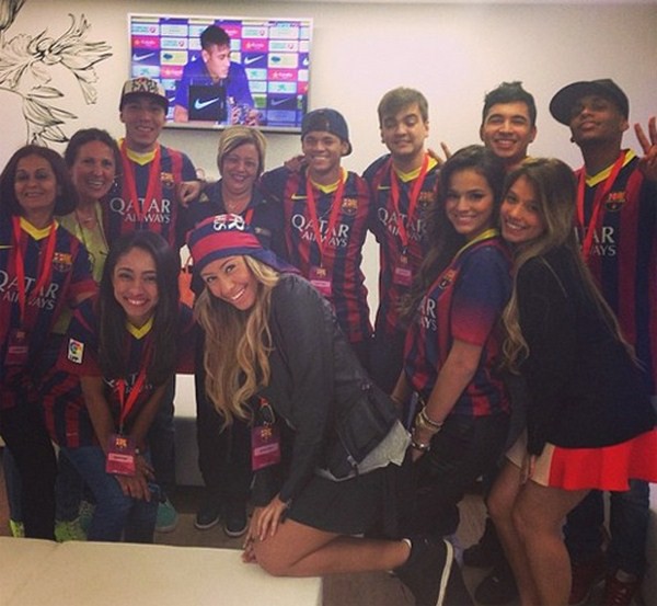 Neymar và bạn gái tuổi teen dính nhau như "hình với bóng" 9
