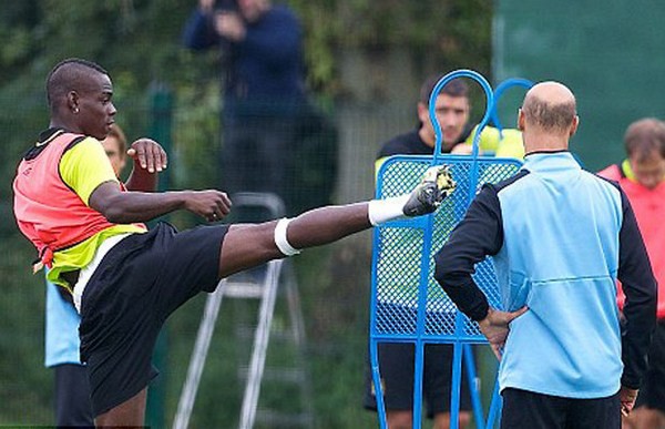 Mario Balotelli: Gã "trai hư" đầy thú vị của làng bóng đá thế giới 18