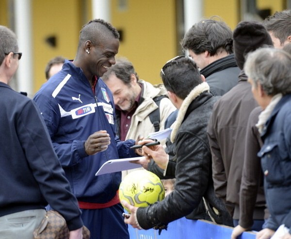 Mario Balotelli: Gã "trai hư" đầy thú vị của làng bóng đá thế giới 23