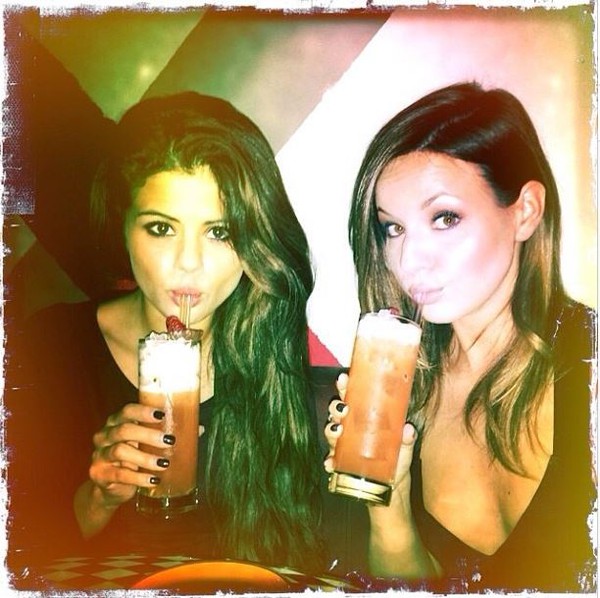 Vừa bỏ cai nghiện, Selena Gomez lại khoe ảnh uống rượu 1