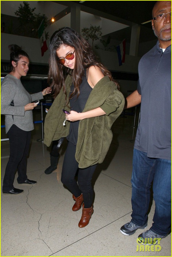 Selena Gomez tiều tụy, chán chường khi bị paparazzi vây 4