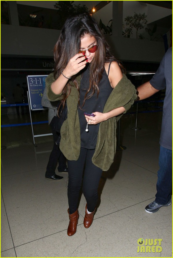 Selena Gomez tiều tụy, chán chường khi bị paparazzi vây 6