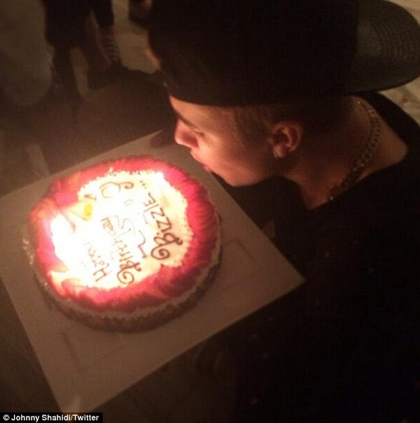 Justin Bieber thổi nến mừng sinh nhật 20 tuổi 1