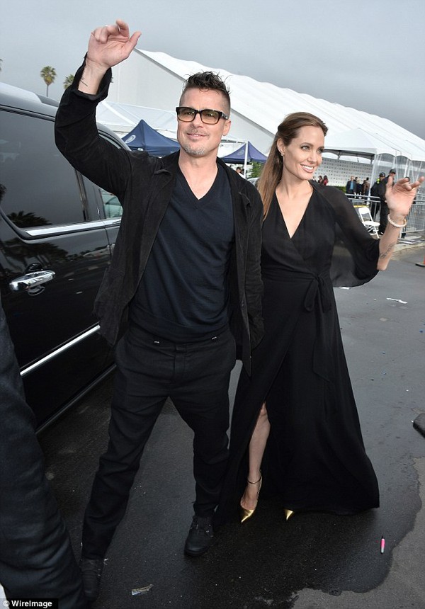 Angelina Jolie được Brad Pitt đỡ khi suýt ngã ở lễ trao giải 1