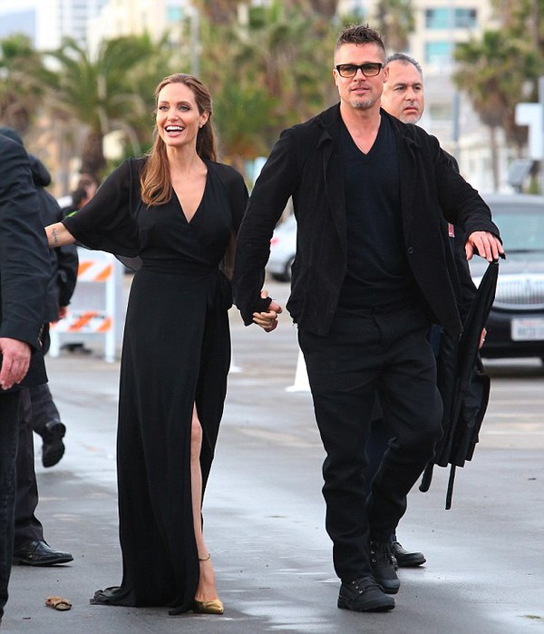 Angelina Jolie được Brad Pitt đỡ khi suýt ngã ở lễ trao giải 2