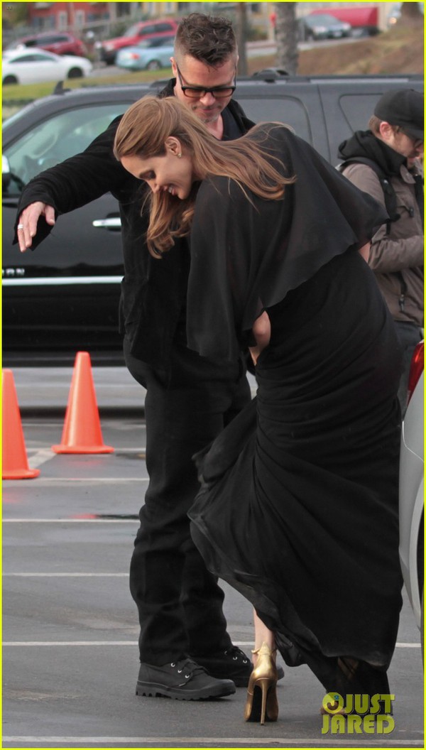 Angelina Jolie được Brad Pitt đỡ khi suýt ngã ở lễ trao giải 5