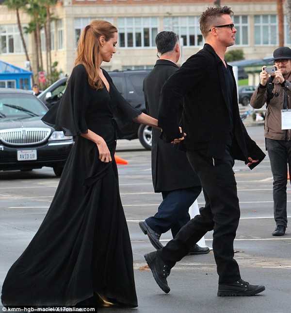 Angelina Jolie được Brad Pitt đỡ khi suýt ngã ở lễ trao giải 3