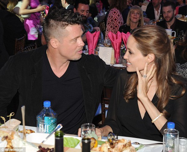 Angelina Jolie được Brad Pitt đỡ khi suýt ngã ở lễ trao giải 9