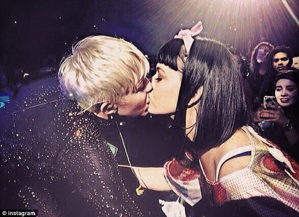 Miley Cyrus và Katy Perry "đấu võ mồm" với nhau trên Twitter 2