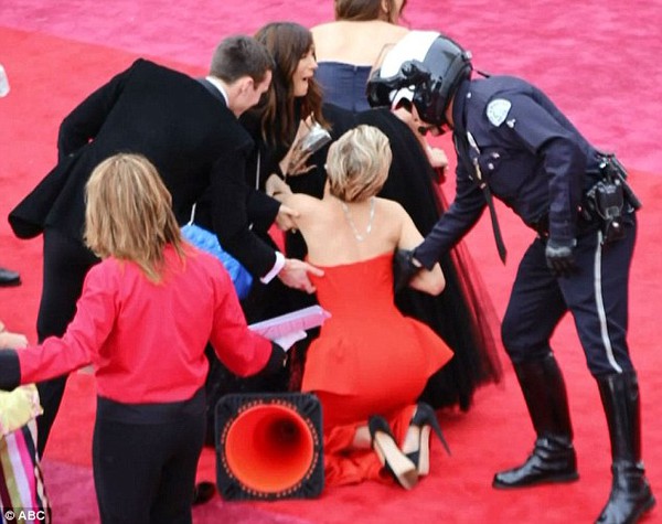 Jennifer Lawrence bị nghi đóng kịch khi liên tục ngã ở Oscars 3