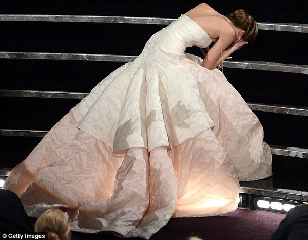 Jennifer Lawrence bị nghi đóng kịch khi liên tục ngã ở Oscars 4