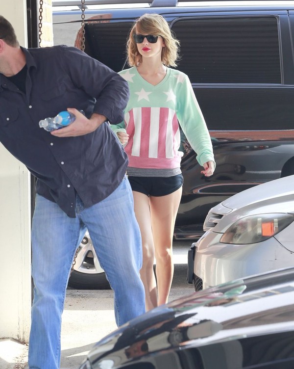 Taylor Swift gây chú ý với quần siêu ngắn, khoe chân dài thẳng tắp 7