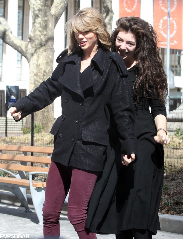 Taylor Swift và Lorde tạo dáng ngộ nghĩnh giữa đường 5