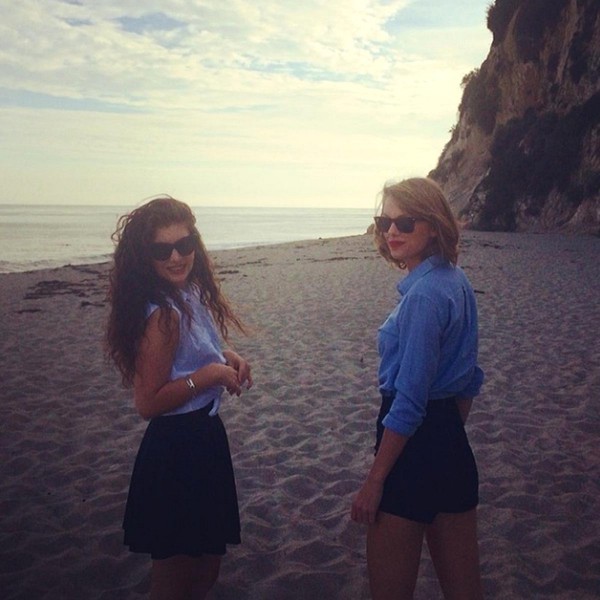 Taylor Swift và Lorde tạo dáng ngộ nghĩnh giữa đường 6