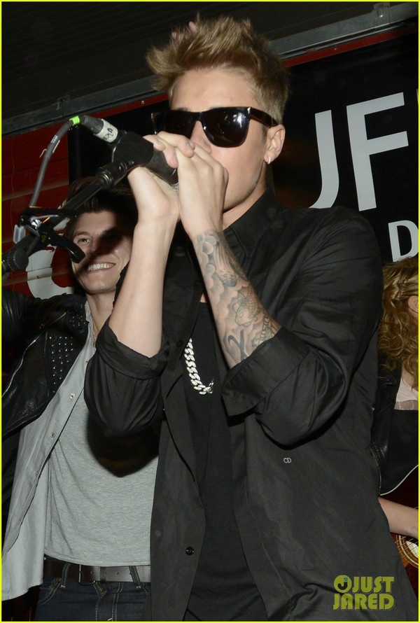 Hot: Justin Bieber đăng clip khi&ecirc;u vũ với Selena Gomez 5