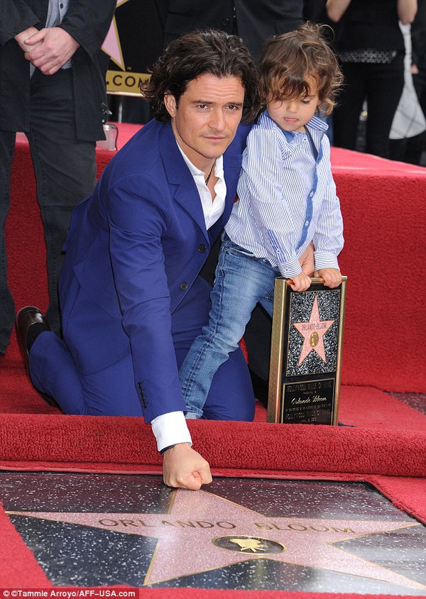 Orlando Bloom và bé Flynn đọ vẻ lãng tử trên Đại lộ Danh vọng 1