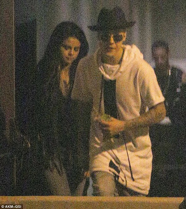 Justin Bieber và Selena Gomez lộ ảnh hẹn hò thâu đêm 1