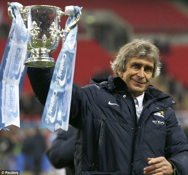 HLV của Man City sung sướng sau khi v&ocirc; địch c&ugrave;ng... MU 1
