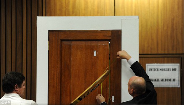 Tiếp tục phiên tòa xét xử Pistorius: “Người không chân” bị tình nghi "khai man" 8