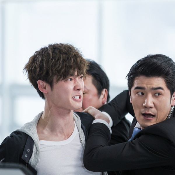 Lee Jong Suk choàng vai bá cổ gái "men"  3